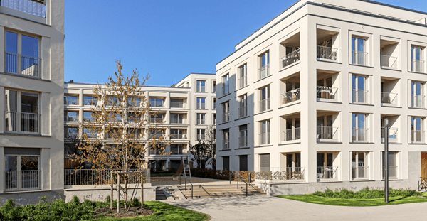 Stadsgezicht van een woonwijk met moderne appartementsgebouwen, nieuw groen stedelijk landschap in de stad.