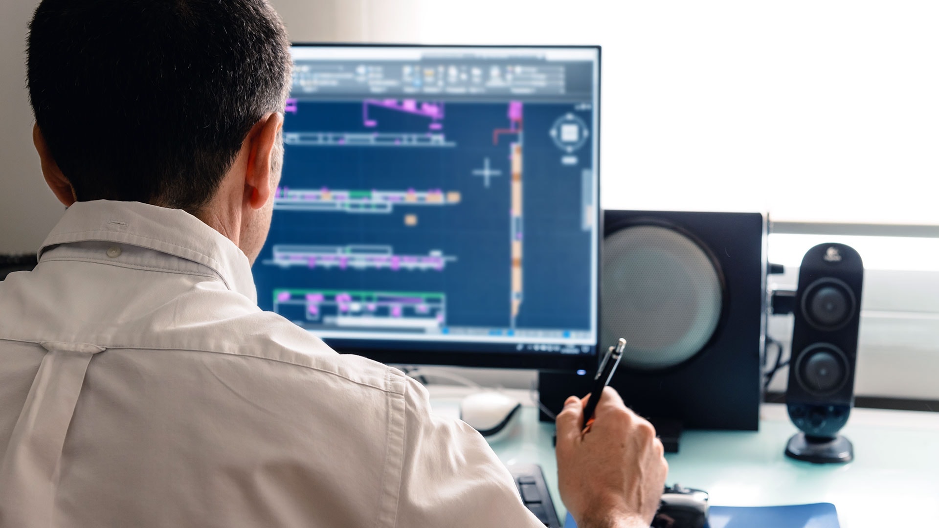 Ingenieur entwirft CAD Zeichnung am Computer