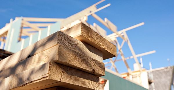„Pre-Demolition-Audits“ für den Klimaschutz Close up of stacked wood on site