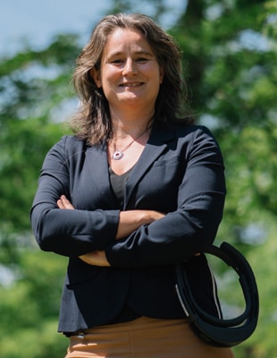 Ilona Kemeling laat collega via een hololens het project zien Ilona Kemeling laat collega via een hololens het project zien