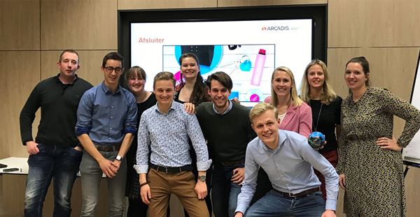 Alleen ga je sneller, samen kom je verder Groep die meedeed aan traineeship bij Arcadis poserend voor de foto