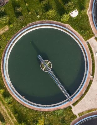 Luchtfoto van een waterzuiveringsinstallatie. Arcadis Digital Twins maken ook waterzuivering duurzamer en efficiënter