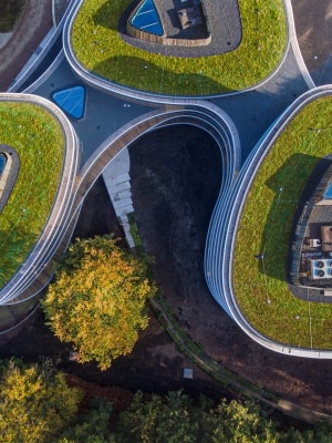 Paris Proof Pasport ontmaskert gebouwen die snel in waarde kunnen dalen Luchtfoto van dak van duurzame Triodos bank. Arcadis en Paris Proof Paspoort