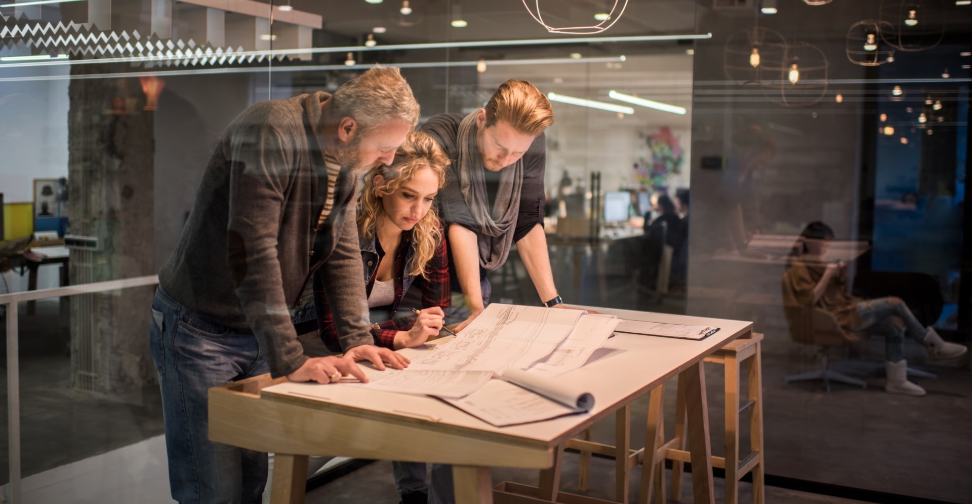 Team ingenieurs bekijken een ontwerp binnen de vervanging en renovatie opgave