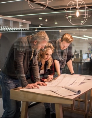 Renovatie en verduurzaming van verouderde infrastructuur Team ingenieurs bekijken een ontwerp binnen de vervanging en renovatie opgave