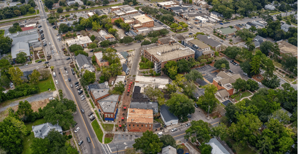 Aerial view of downtown Charleston, SC showcasing its charming architecture and vibrant cityscape.