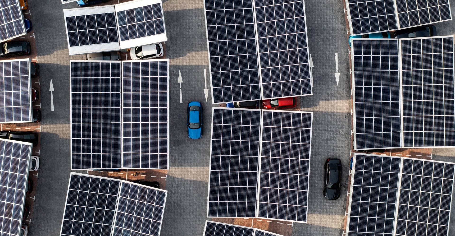 Stazione di ricarica per veicoli con pannelli solari per l'infrastruttura e l'immagazzinamento dell'energia