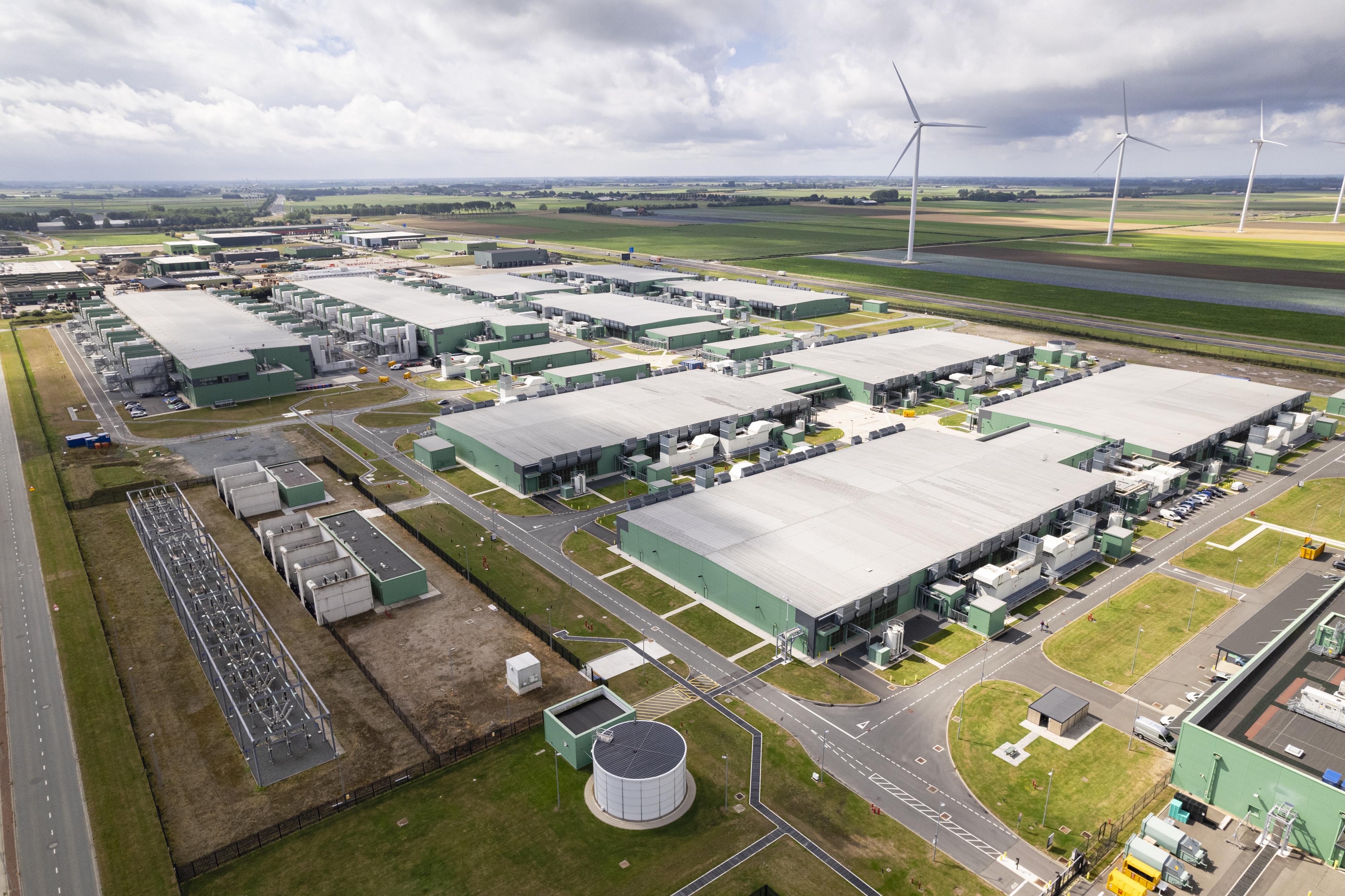 Aerial view of industrial decarbonization: factories and infrastructure working towards reducing carbon emissions.