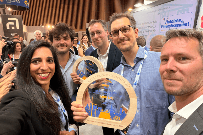 De gauche à droite : Reana Taheraly (City Executive Paris, Arcadis), Tom Belloir (Chef de cabinet de Thomas Chevandier), Thomas Chevandier (Adjoint au Maire de Paris), Mikaël Beck (Directeur de projet, Arcadis) et Xavier Janc (Chef du Service des Aménagements et des Grands Projets, Ville de Paris)