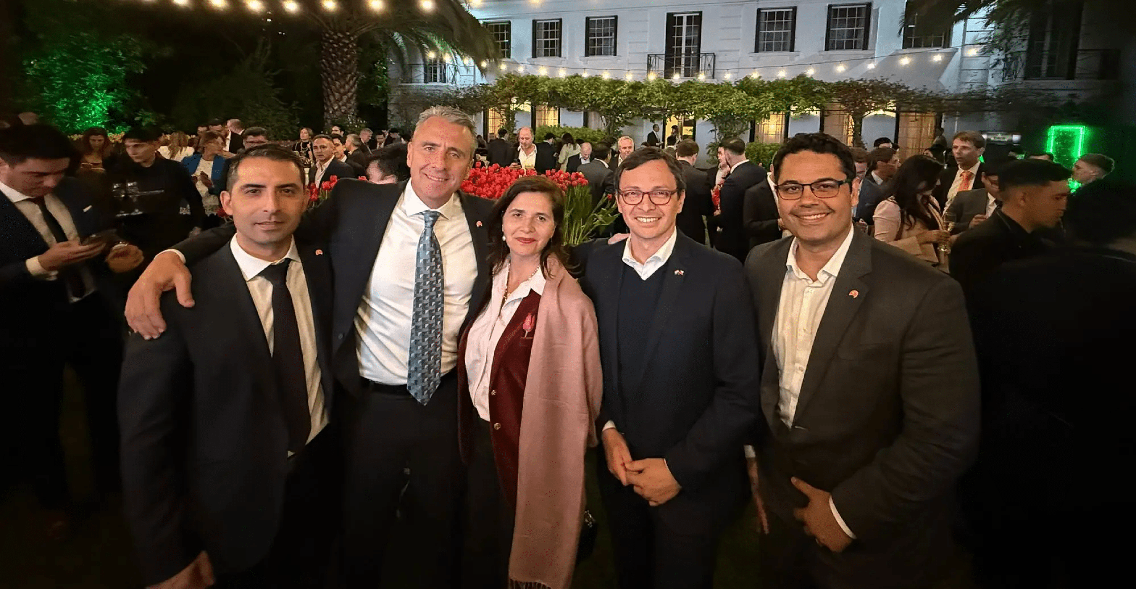 Hero - Arcadis junto a la Embajada de Paises Bajos