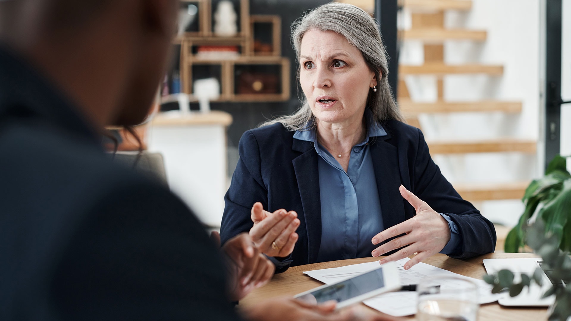 Zwei Geschäftsleute besprechen ein Transaktionsprojekt