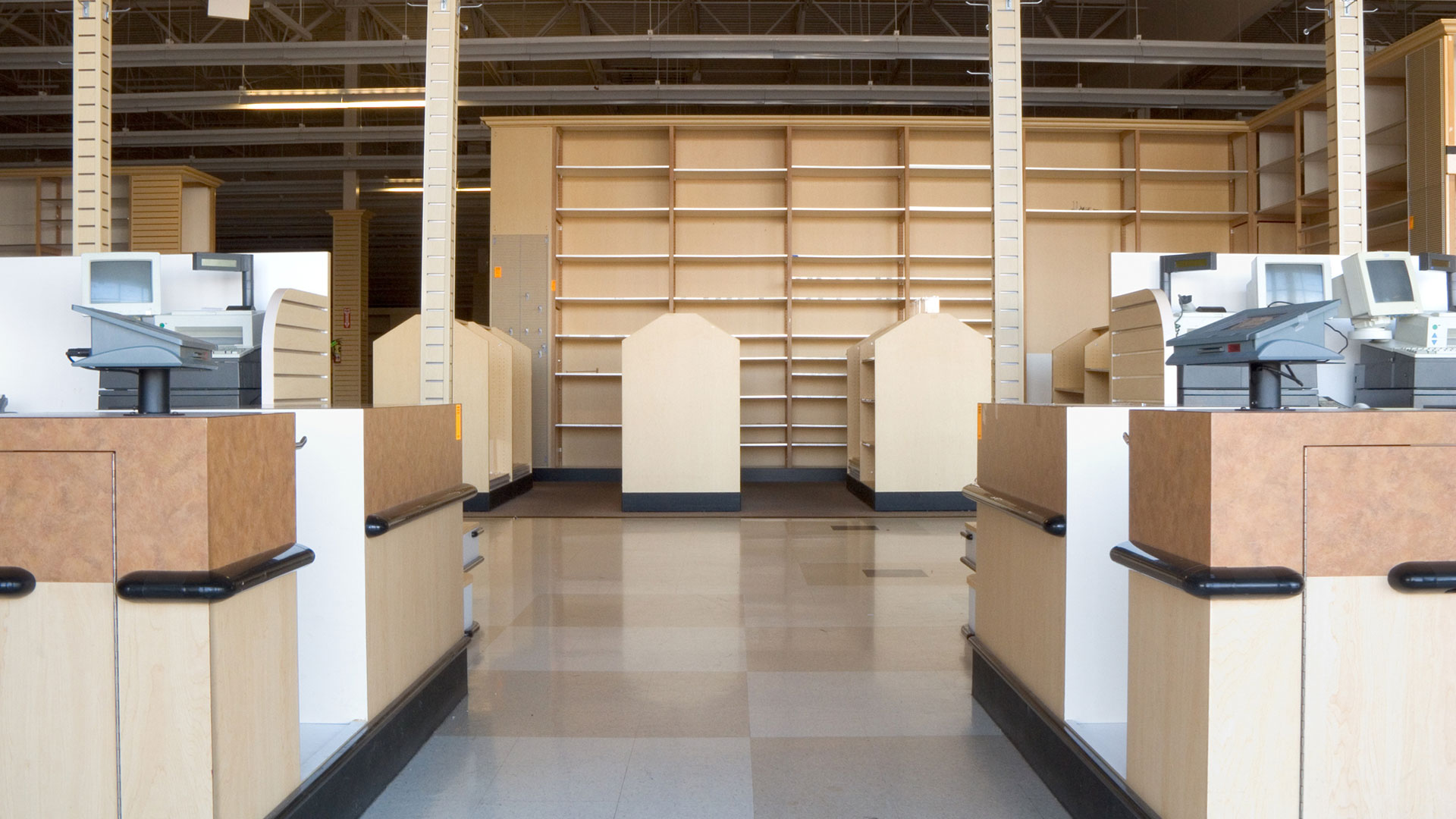 Leere Regale und Kassen einer Verkaufseinrichtung