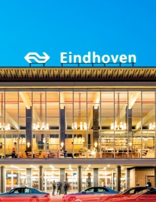 Architectuur van Station Eindhoven bij zonsondergang