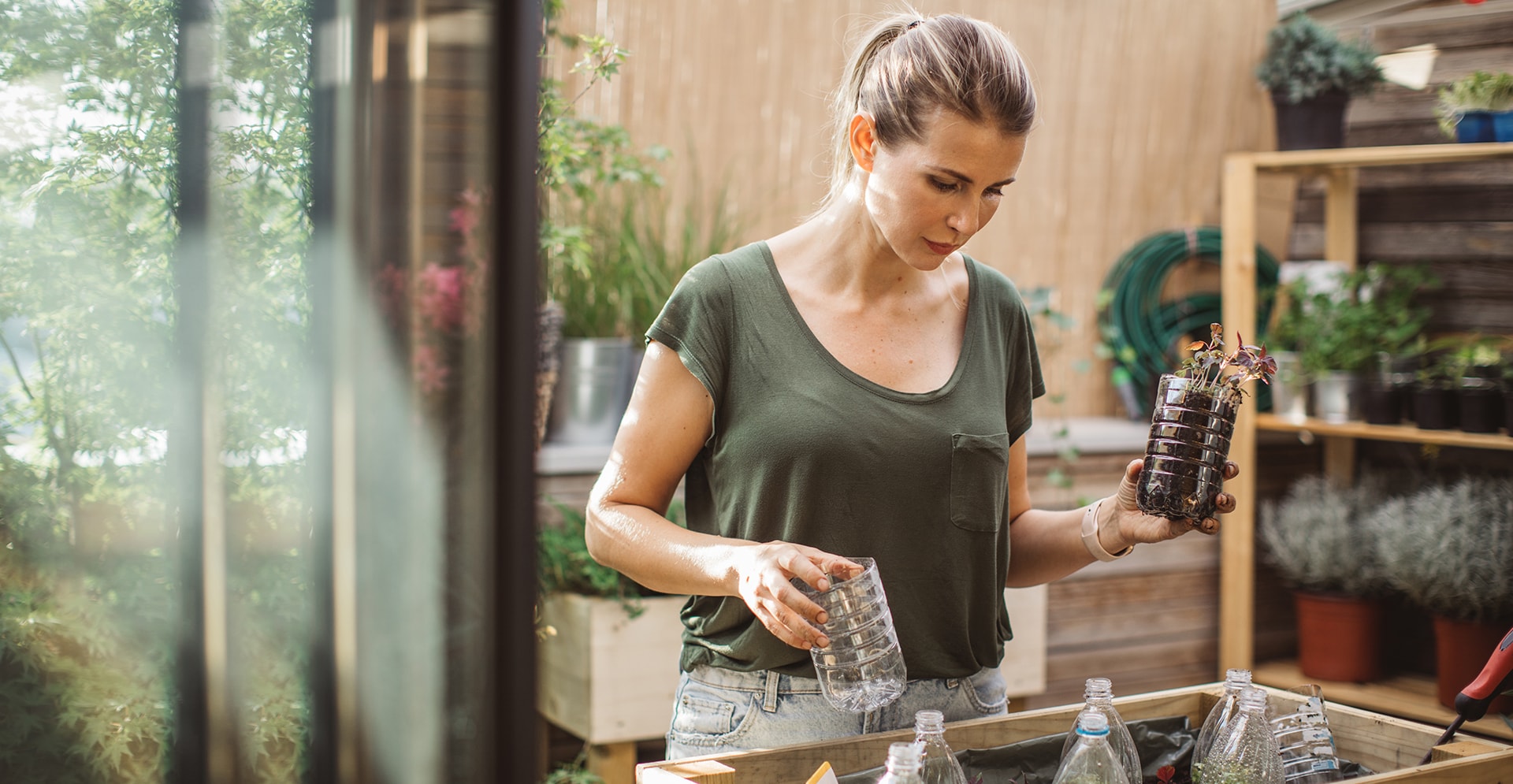 Vrouw die lege plastic fles hergebruikt als circulaire oplossingen voor minder CO2-uitstoot en zo een bijdrage levert aan een meer circulaire economie
