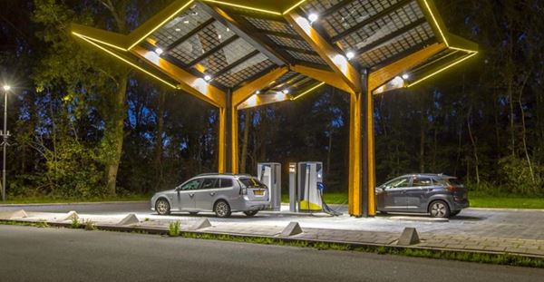 Elektrische Voertuigen - Op weg naar Net Zero Elektrische auto opladen bij een overdekt station voor elektrische auto's om weer verder te kunnen met elektrisch rijden.