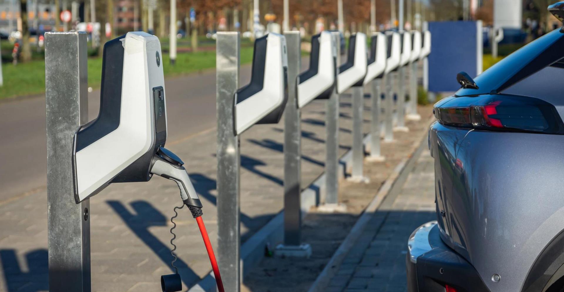 Elektrische Voertuigen - Op weg naar Net Zero Elektrische auto opladen bij een oplaadpunt voor elektrische auto's om weer verder te kunnen met elektrisch rijden.