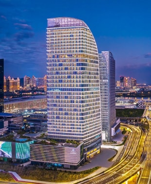 凯谛思为珠海希尔顿逸林酒店提供全过程项目管理服务,协调各方并提供高效解决方案,成功解决设计与施工问题,实现高效进度和节约成本。