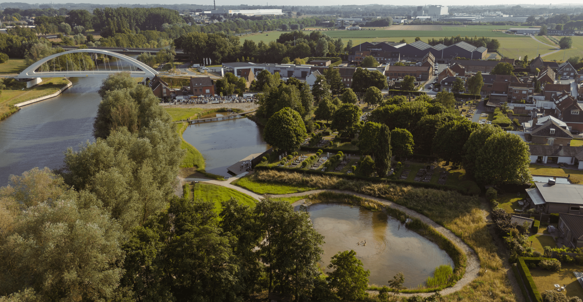 Bissegem Plage à Courtrai, une oasis de verdure avec une impressionnante œuvre d’art miroir