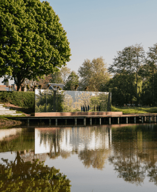 Bissegem Plage à Courtrai, une oasis de verdure avec une impressionnante œuvre d’art miroir
