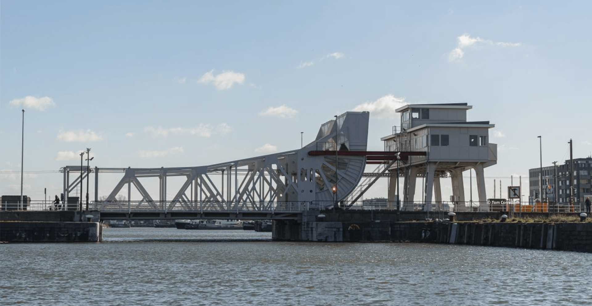Deze brug is een van de civiele bouwwerken in Antwerpen