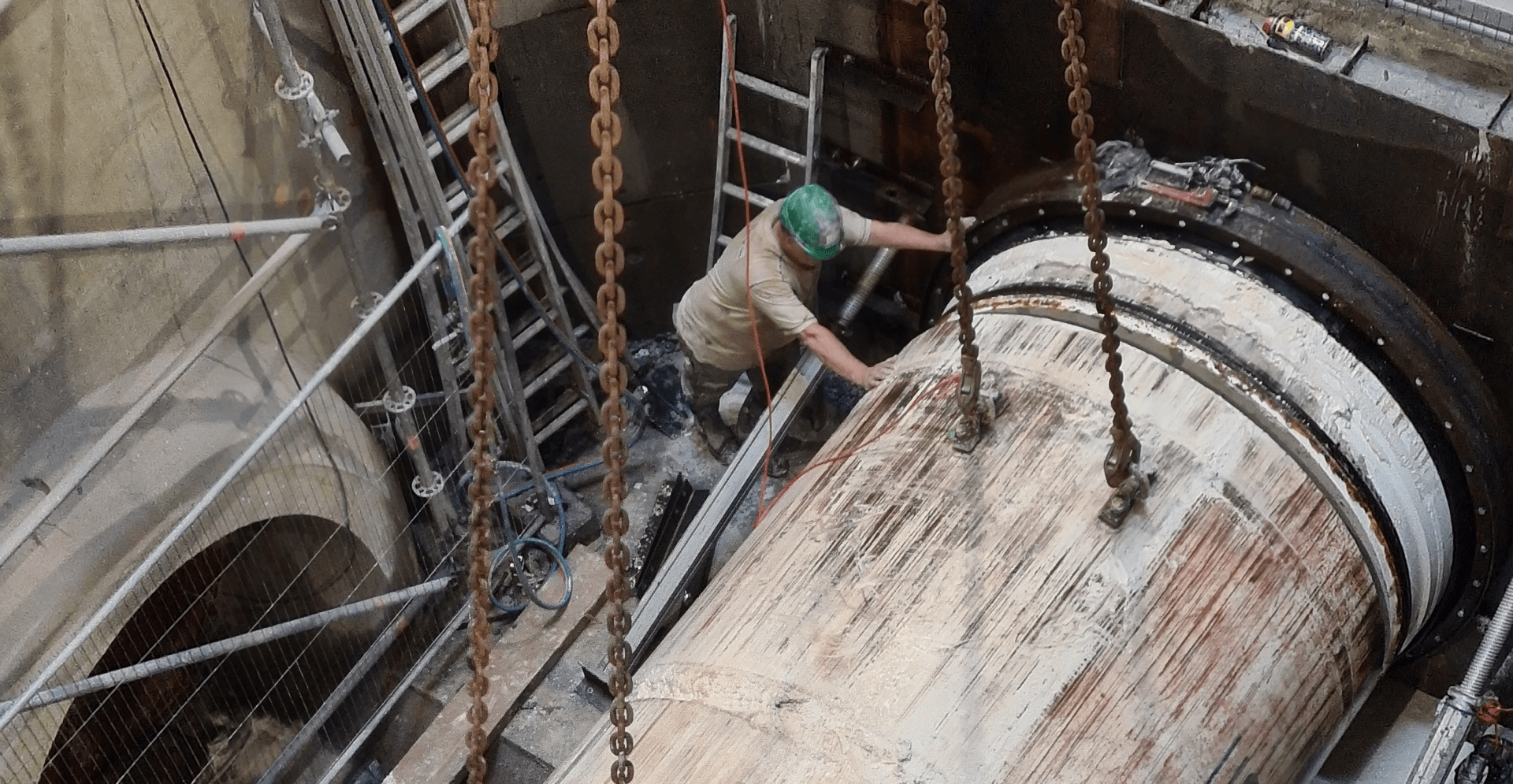 Tunnelboormachine legt pijpleiding aan tussen luchthaven Luik en de Maas