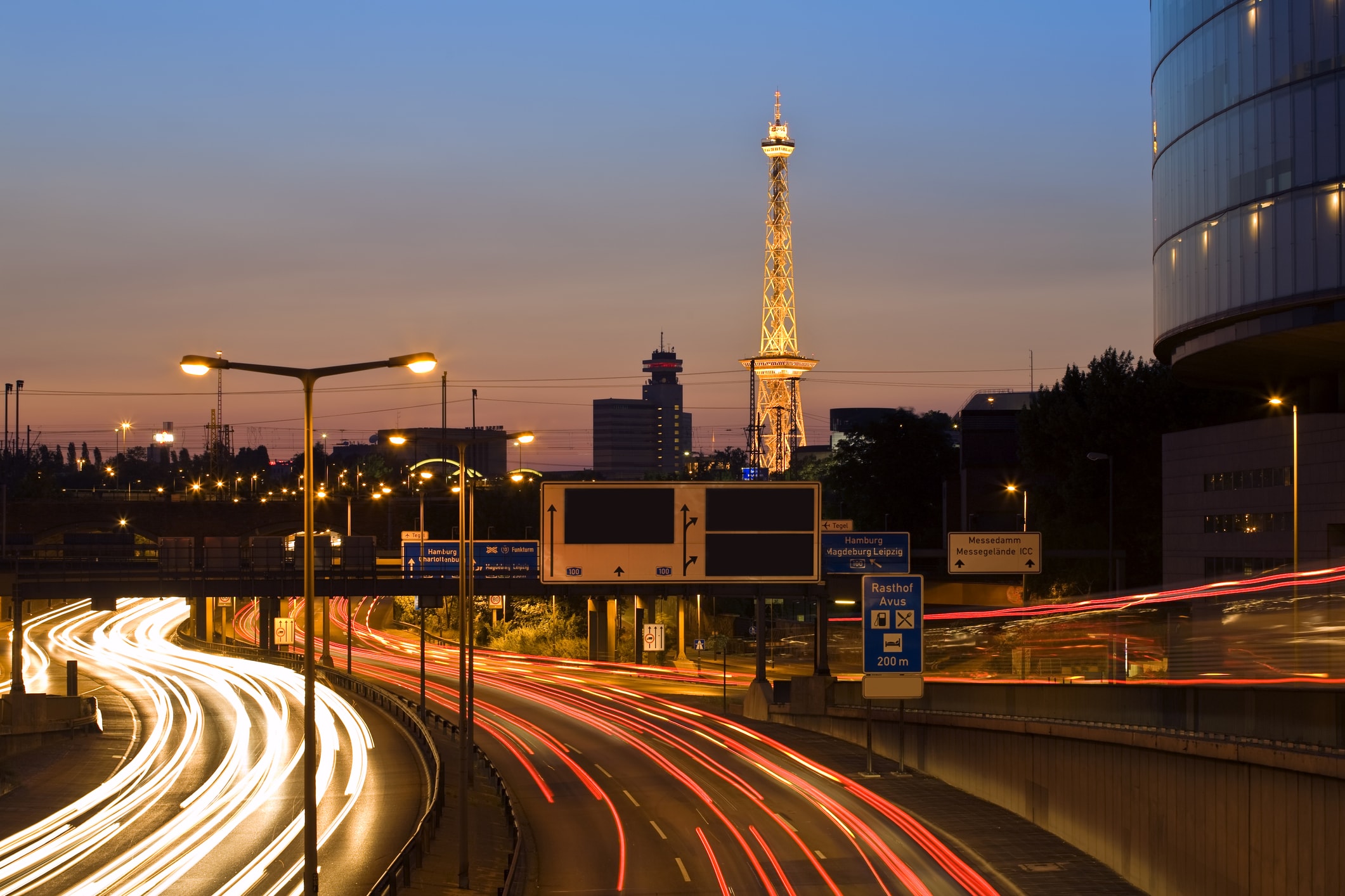 stark befahrenes Autobahndreieck Funkturm Berlin in der Abenddämmerung