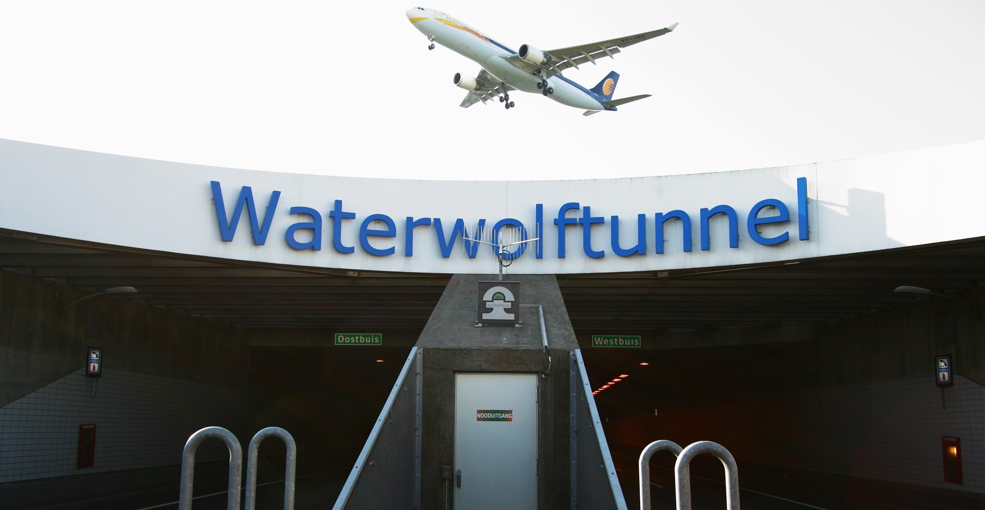 Vliegtuig dat over de Waterwolftunnel vliegt van de N201