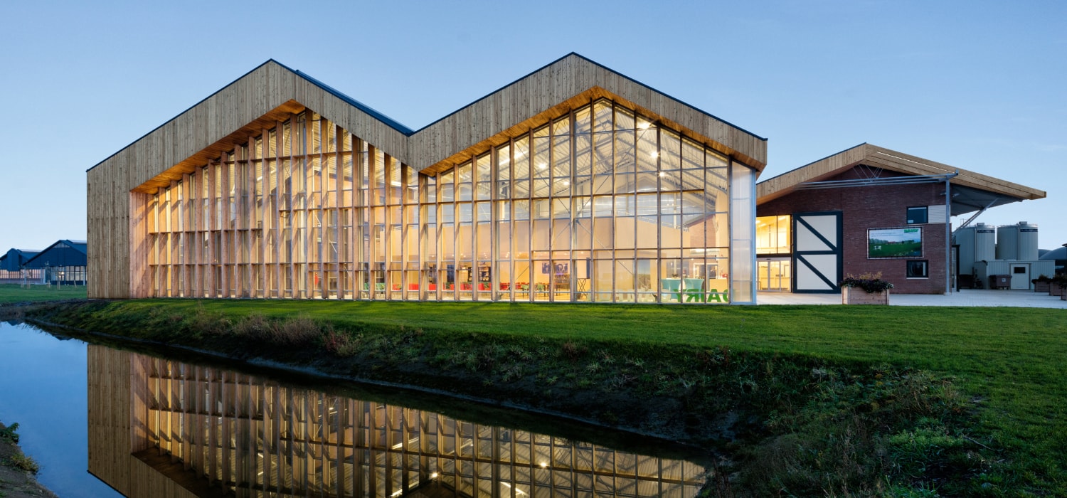 Houtengevels bij zonsondergang van buitenaf bekeken