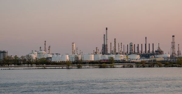 Ontwikkeling van Industrial Park Moerdijk Industriepark Moerdijk vanaf het water bekeken.