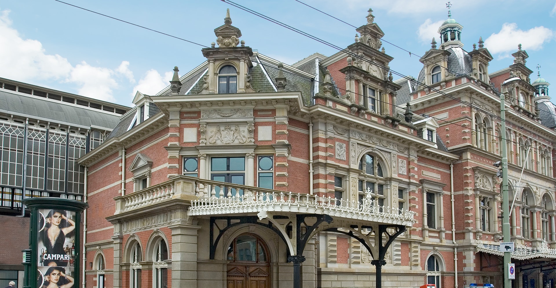 Aanzicht van de entree van Koninklijke wachtkamer met prachtige oude gevel.