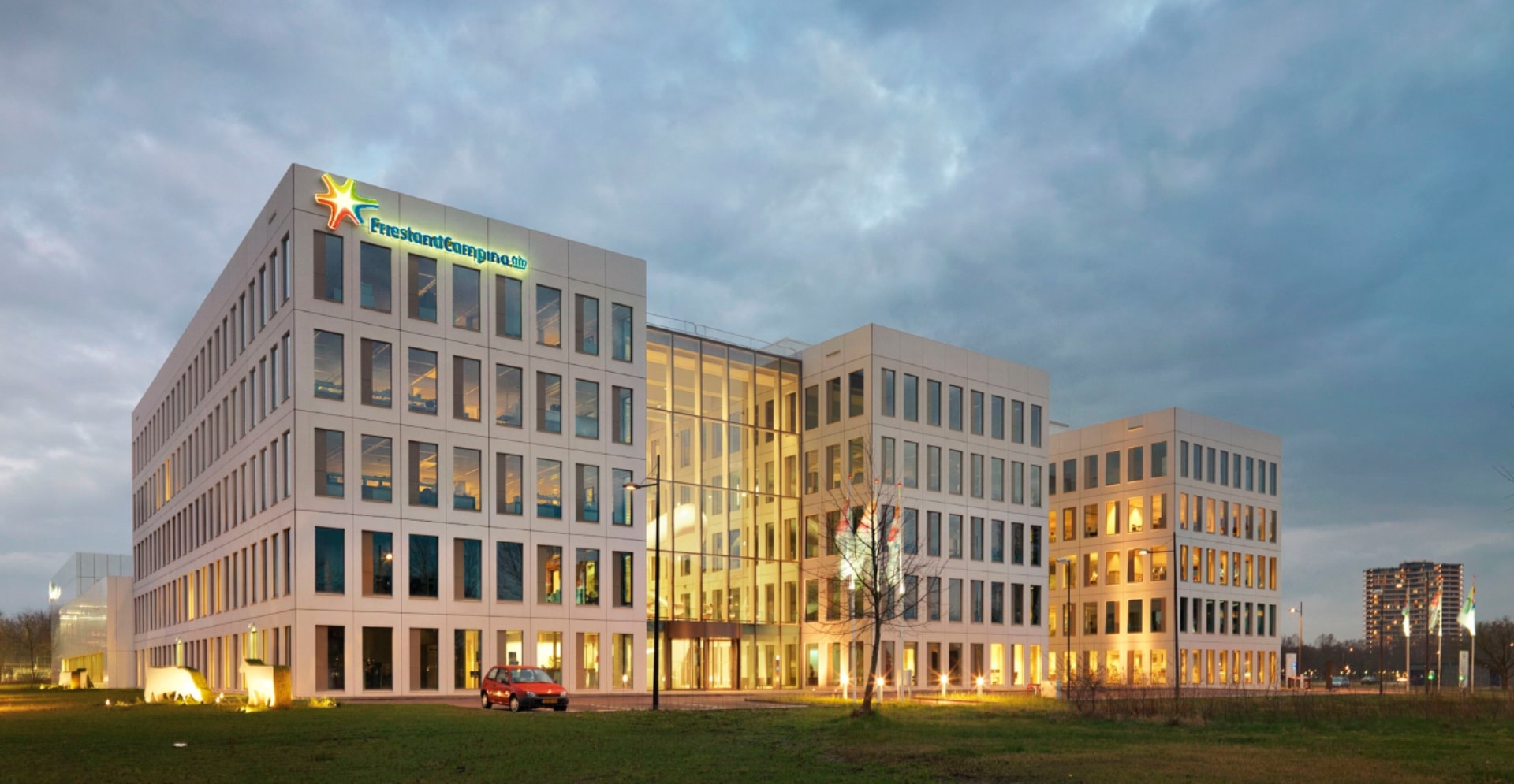 Aanzicht van het nieuwe innovatie centrum van FrieslandCampina in Wageningen bij zonsondergang