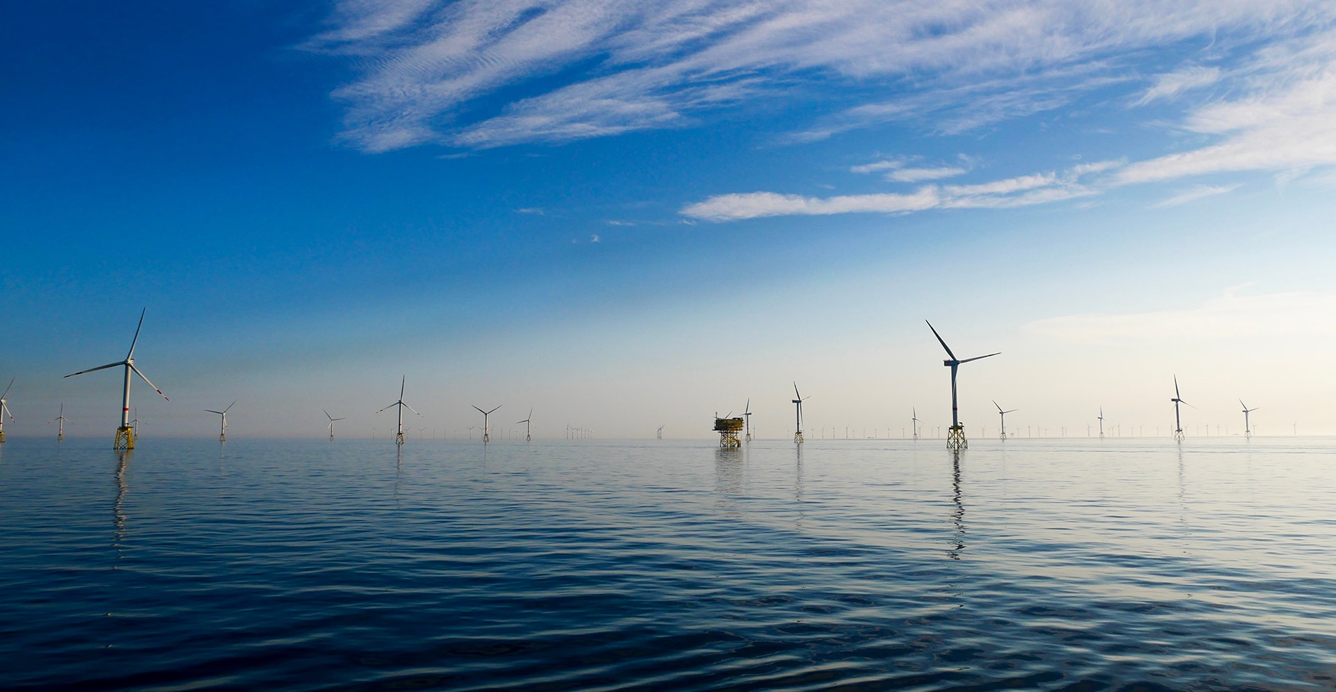 Park van windturbines op zee.