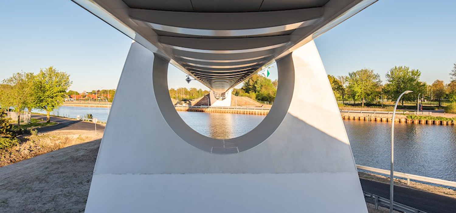 Nieuwe spoorbrug over het water bij Zuidhorn van onderaf bekeken.