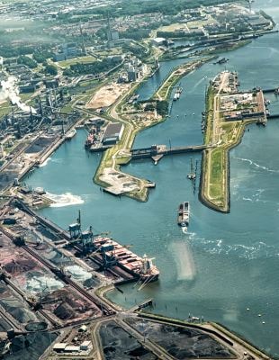 Nieuwe zeesluis in IJmuiden maakt Amsterdam beter bereikbaar Luchtfoto van  nieuwe zeesluis bij IJmuiden