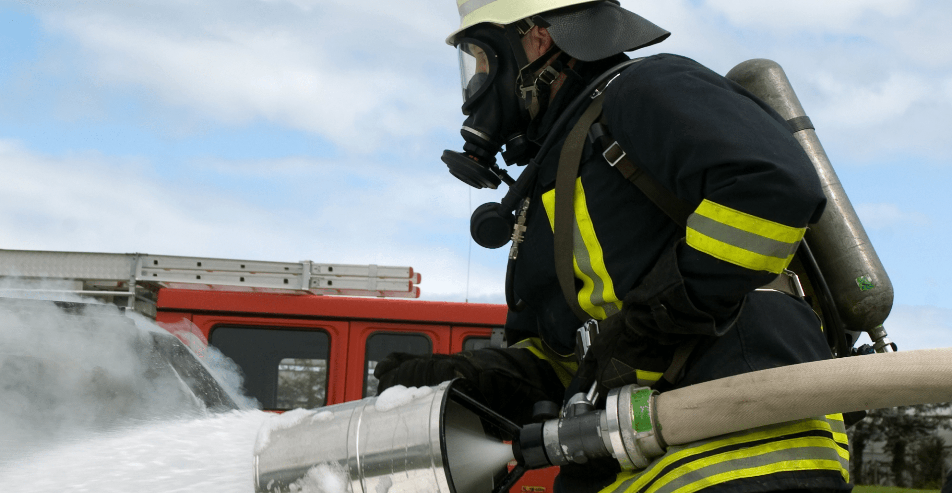 Twee brandweerlieden die een brand proberen te blussen