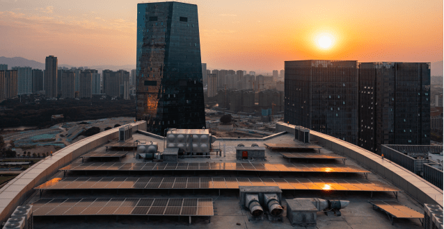 Luchtfoto van zonnepanelen bij zonsondergang